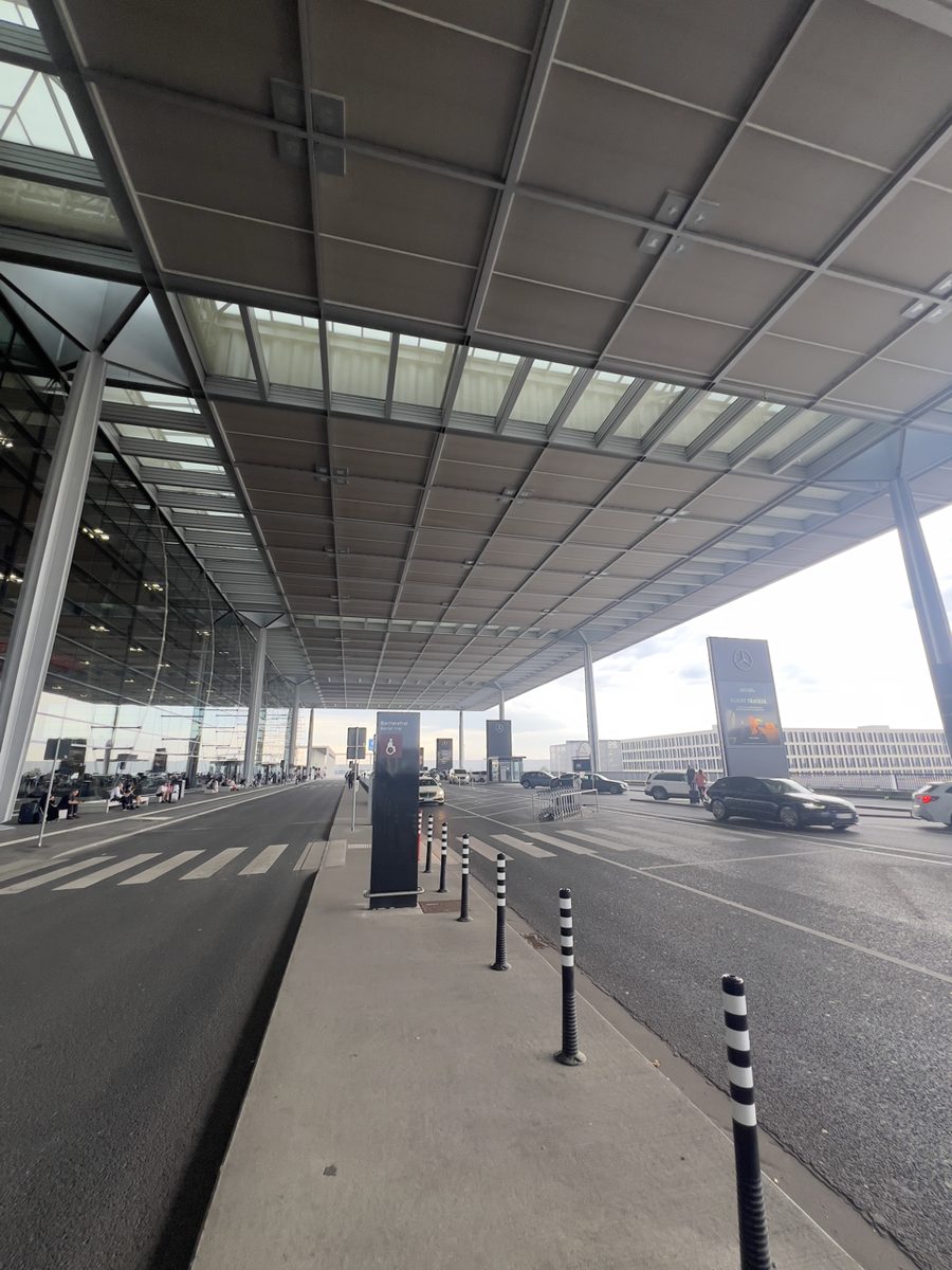 Aeroportul Berlin: tavan casetat, dale și balize pe pătrate