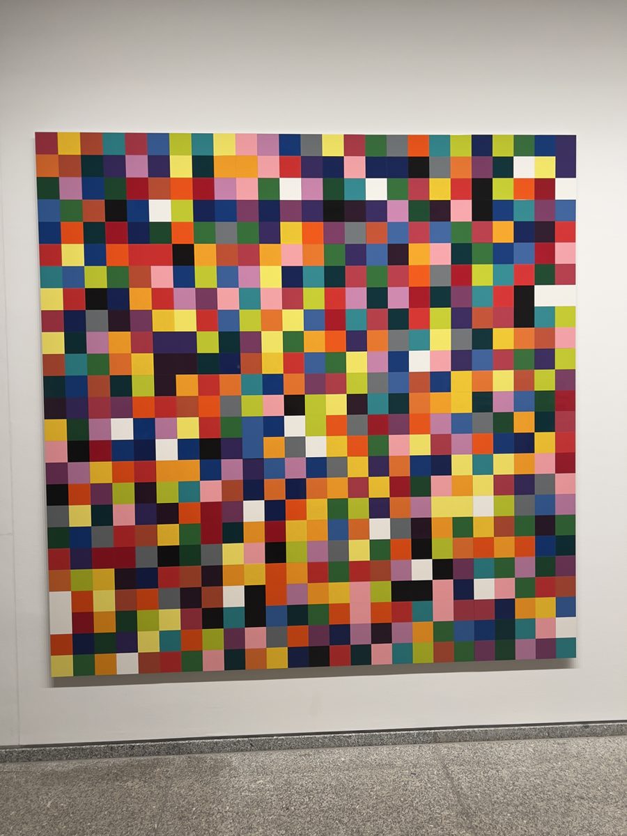 Grilă de sute de pătrate colorate