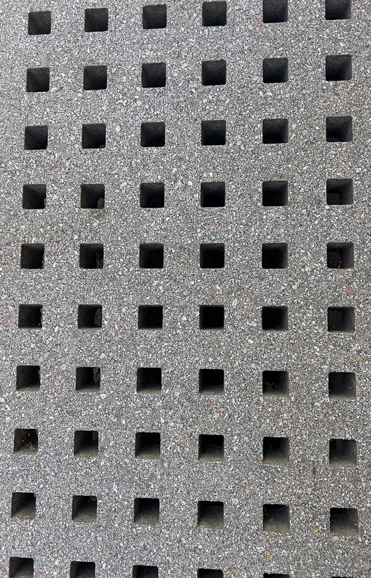 Bancă din beton cu perforații pătrate, văzută de sus, în Potsdamer Platz, Berlin