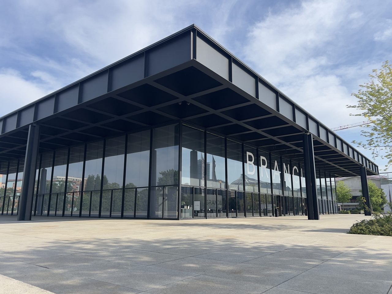 Neue Nationalgalerie, clădirea lui Mies van der Rohe, cu acoperișul de oțel în grilă
